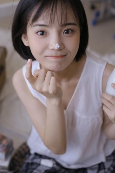 我穿着宽松的裙子里面空荡荡的
